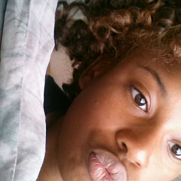 Profile Picture of Rae Edwards (@raeeebae) on Poshmark