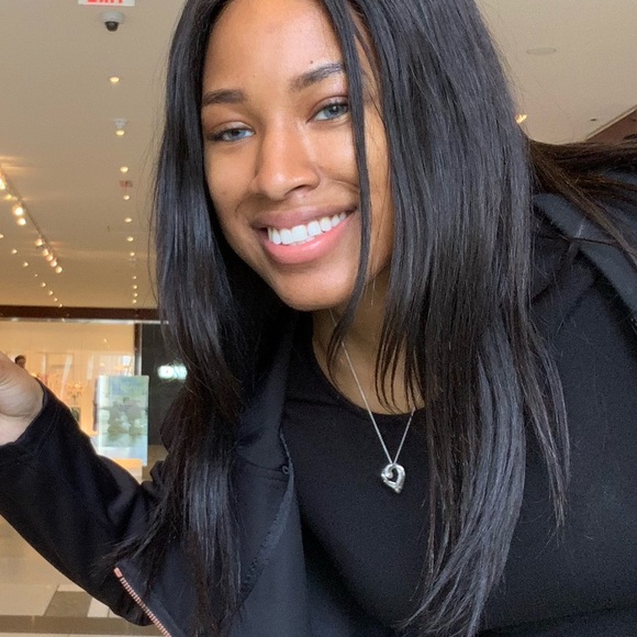 Profile Picture of Rachelle Berzinski (@rberzinski) on Poshmark