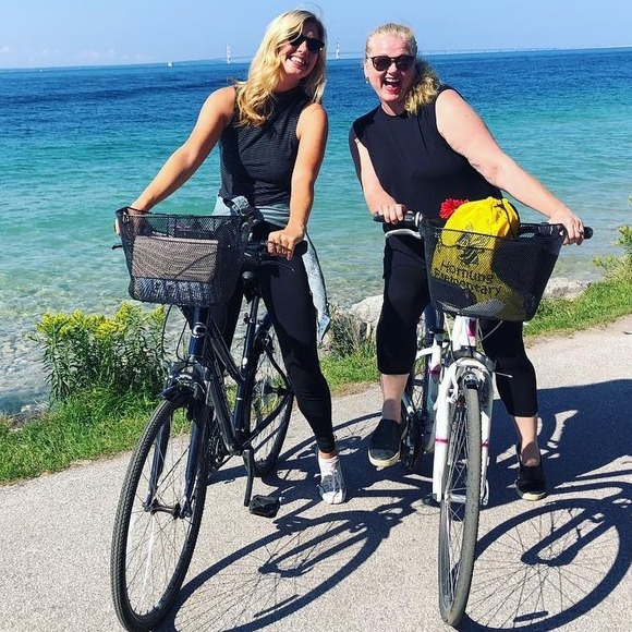 Profile Picture of Tess Loniewski (@tessloniewski) on Poshmark