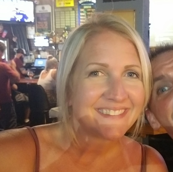 Profile Picture of Lisa Smyth (@lsmyth80) on Poshmark