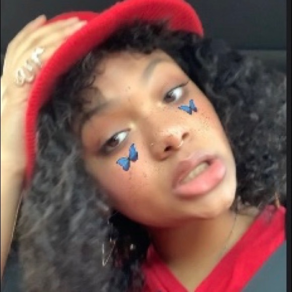 Profile Picture of Lailana Kornfeld (@lanaveeslooks) on Poshmark