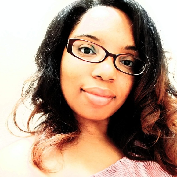 Profile Picture of Sharon Moore (@sharonmoore086) on Poshmark