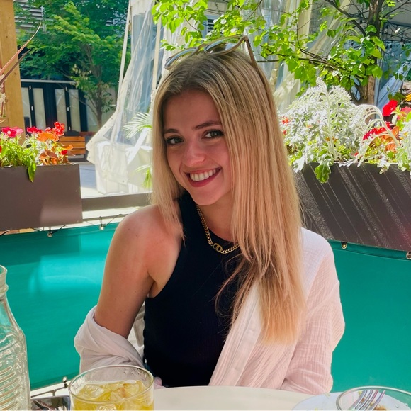 Profile Picture of Elyssa Beilenson (@elyssabeilenson) on Poshmark