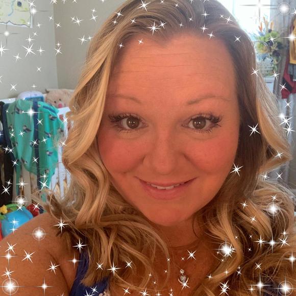 Profile Picture of Robin Bartalos (@id_look_2) on Poshmark