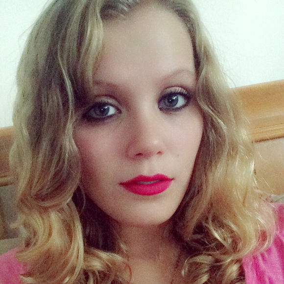 Profile Picture of Kat Newhart (@katnewhart) on Poshmark