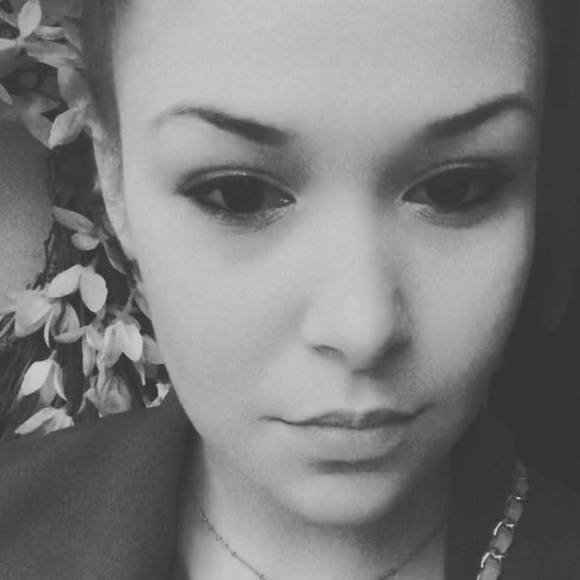 Profile Picture of Gabrielle Wolfenson-bannon (@gwolfb) on Poshmark