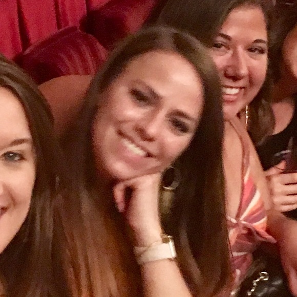 Profile Picture of Ellen Thomas (@ellenepolzin) on Poshmark