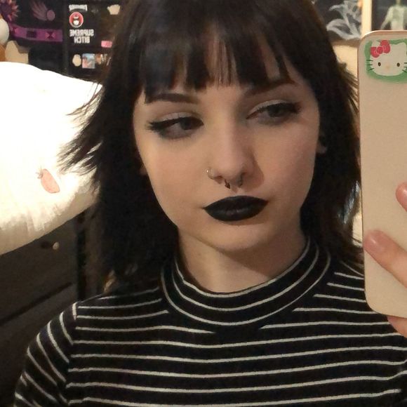 Profile Picture of Ella Ruthven (@ellaruthven) on Poshmark