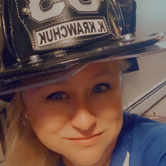 Profile Picture of Kelly Krawchuk (@kellykrawchuk) on Poshmark