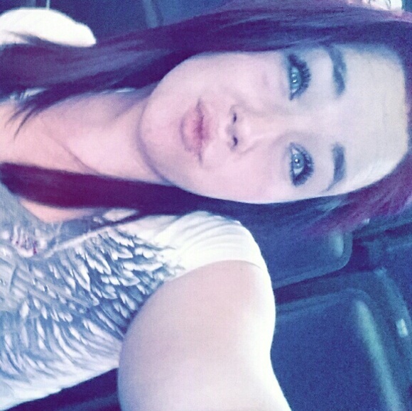 Profile Picture of Lacey Calvert (@lace_calvert) on Poshmark