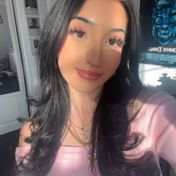 Profile Picture of Elisabeth Argyros (@e_argyros) on Poshmark