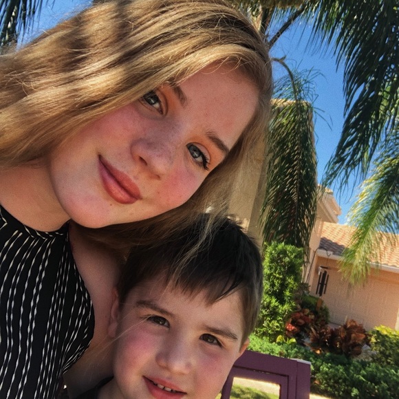 Profile Picture of Paige Droessler (@paigepig10) on Poshmark