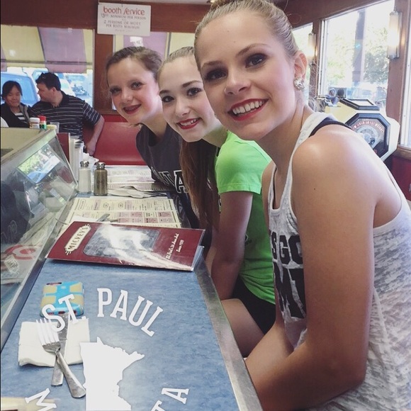 Profile Picture of Clara Zuehlsdorff (@clarazueh_) on Poshmark