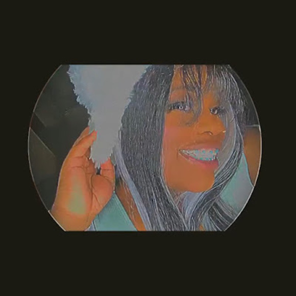 Profile Picture of Micah Simone (@micah_simone) on Poshmark