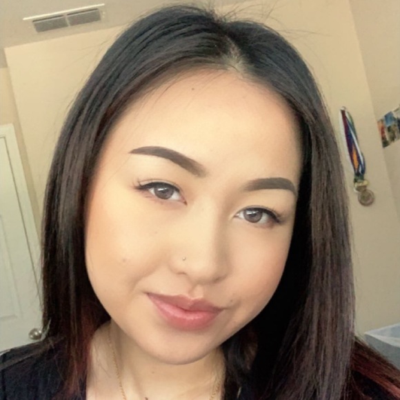Profile Picture of Nina Vue (@neens123) on Poshmark