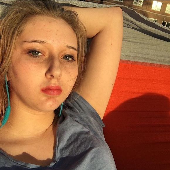 Profile Picture of Emma Renner (@cosmete) on Poshmark