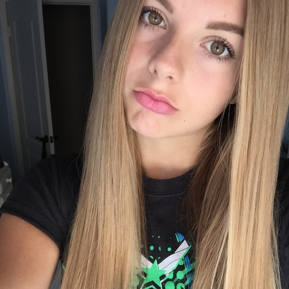 Profile Picture of Rylee Barron (@ryleebarrrron) on Poshmark