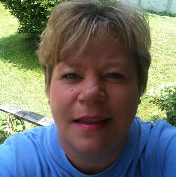 Profile Picture of Rose Mazza (@rosemazza) on Poshmark