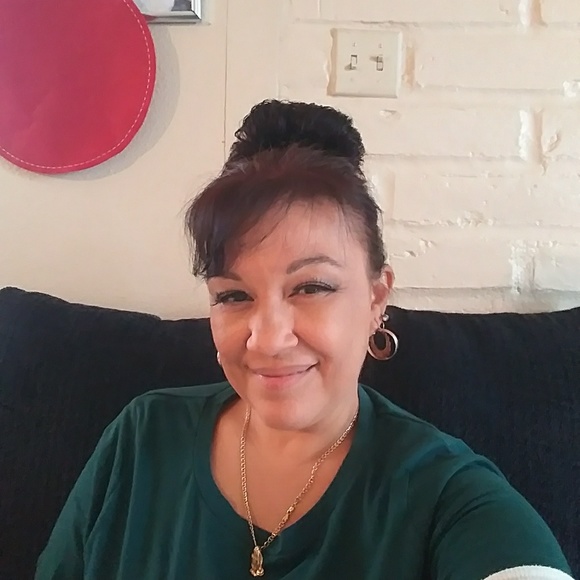 Profile Picture of Veronica Fimbres (@fimbres021705) on Poshmark