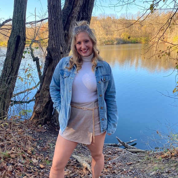 Profile Picture of Amanda Borwegen (@alborwegen) on Poshmark