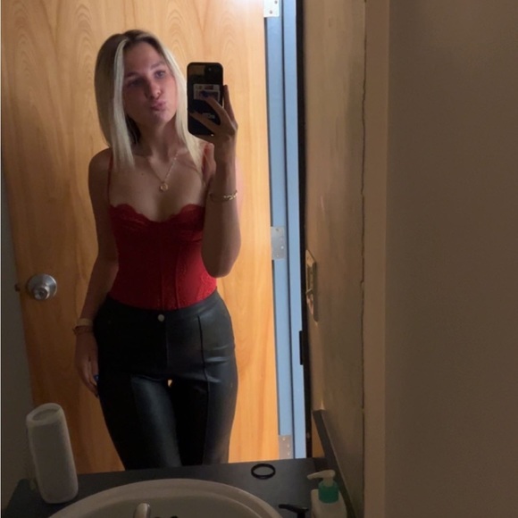 Profile Picture of Aly Yeagle (@alyyeagle) on Poshmark