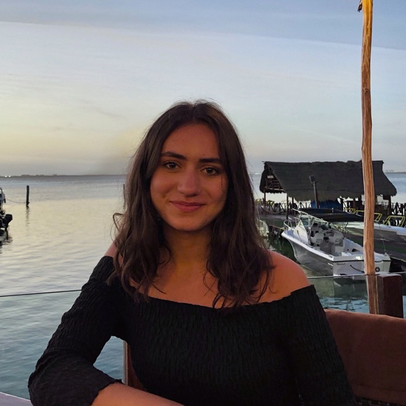 Profile Picture of Diana Burdziakowski (@dianaburdz) on Poshmark