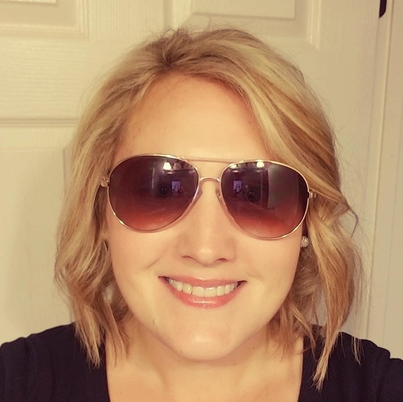 Profile Picture of Abbey Antonsen (@alantonsen) on Poshmark