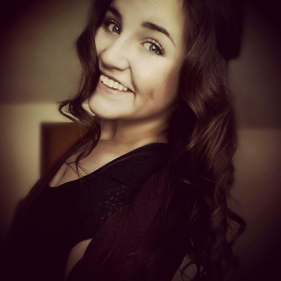 Profile Picture of Kelsey Conroy (@kelseysheaxx) on Poshmark