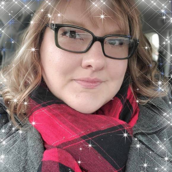 Profile Picture of Ahnell Vareberg (@ahnell) on Poshmark