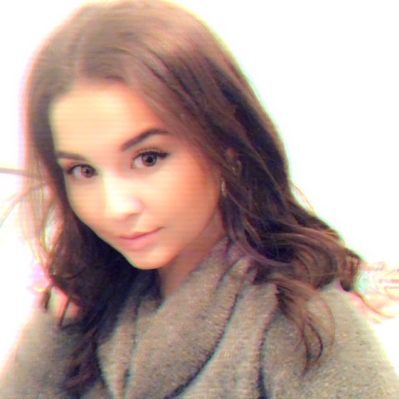 Profile Picture of Isabella Regruto (@isabellargr) on Poshmark