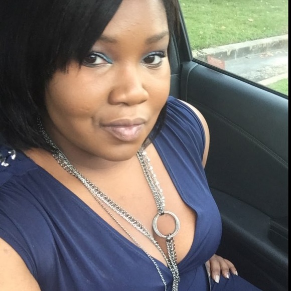 Profile Picture of Tomiko Henderson (@tomikohenderson) on Poshmark