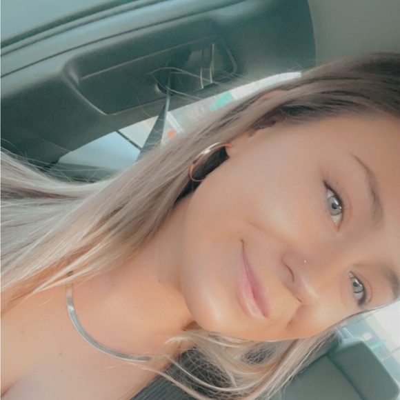 Profile Picture of Danielle Macdougall (@dmacdougall) on Poshmark