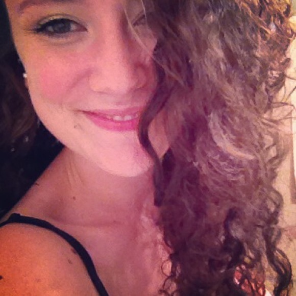 Emily Warrington - Poshmark Profile Picture of Emily Warrington (@emilyw27) on Poshmark