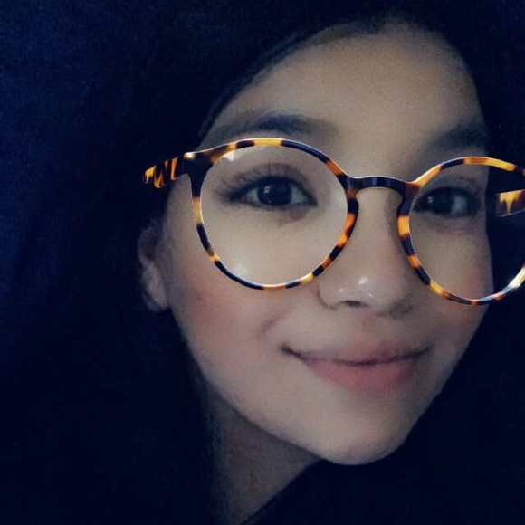 Profile Picture of Clarissa Cabrera (@clarissajeann) on Poshmark