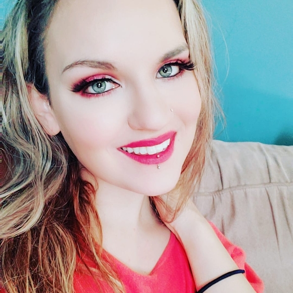 Profile Picture of Taryn Baggott (@tcdbaggott) on Poshmark