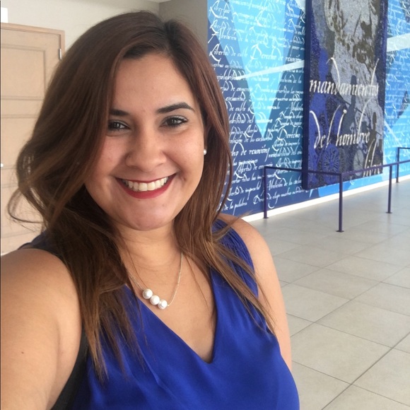 Profile Picture of Arisbeth Derieux (@arisbethderieux) on Poshmark