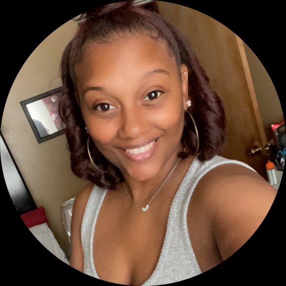 Profile Picture of Clemmie Jones (@clembug18) on Poshmark