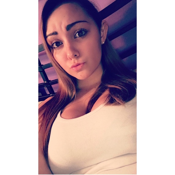 Profile Picture of Chi Groth (@cmayxo) on Poshmark