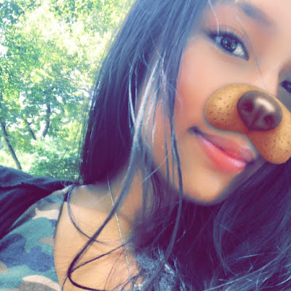 Profile Picture of Alexandra Simbaina (@simbainajenny) on Poshmark