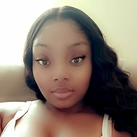 Profile Picture of Amber Starks (@amberstarks52) on Poshmark