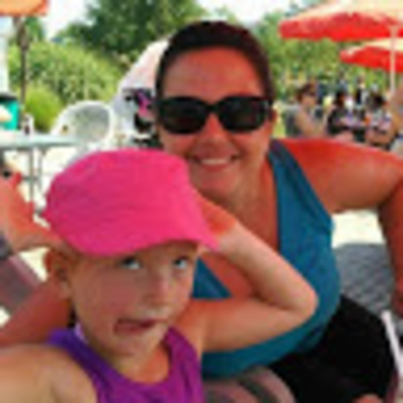 Profile Picture of Alexis James (@alexisjms2) on Poshmark