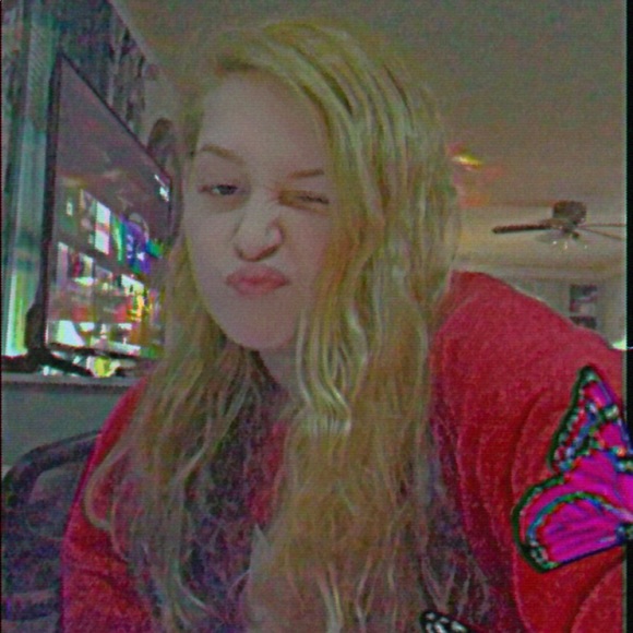 Profile Picture of Elizabeth Peterson (@madcrazydream23) on Poshmark