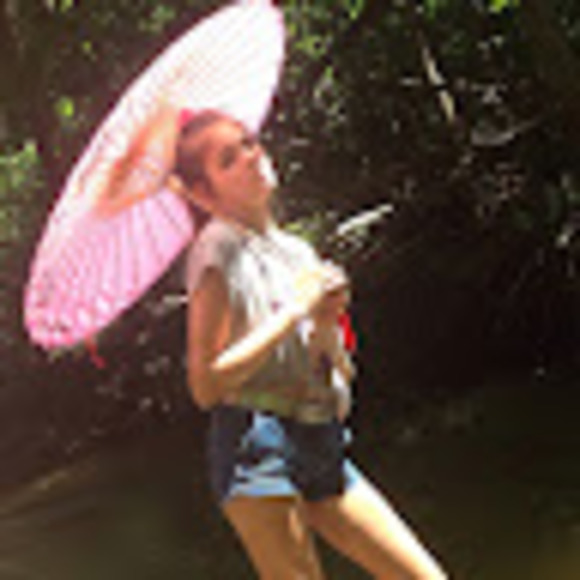 Profile Picture of Julianna Jones (@juliannaj049) on Poshmark