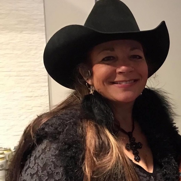 Profile Picture of Mindy jo James (@txmindyjo) on Poshmark