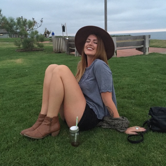 Profile Picture of Kate Liming (@katiesawn) on Poshmark