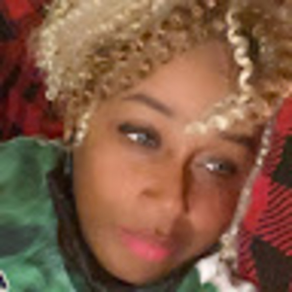 Profile Picture of Equanna Dunton (@quand231) on Poshmark