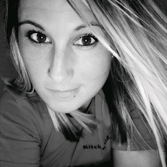 Profile Picture of Stephanie Boyer (@cupcake8707) on Poshmark