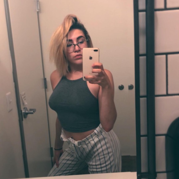Profile Picture of Selena Vargas (@selenavvargas) on Poshmark