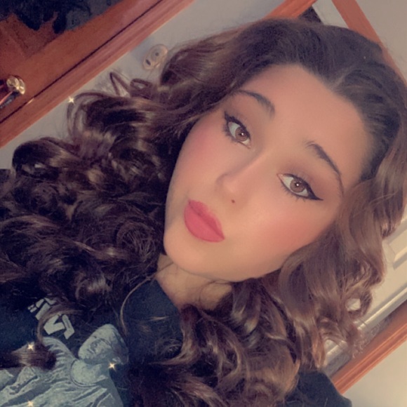 Allison Alioto - Poshmark Profile Picture of Allison Alioto (@aalioto02) on Poshmark