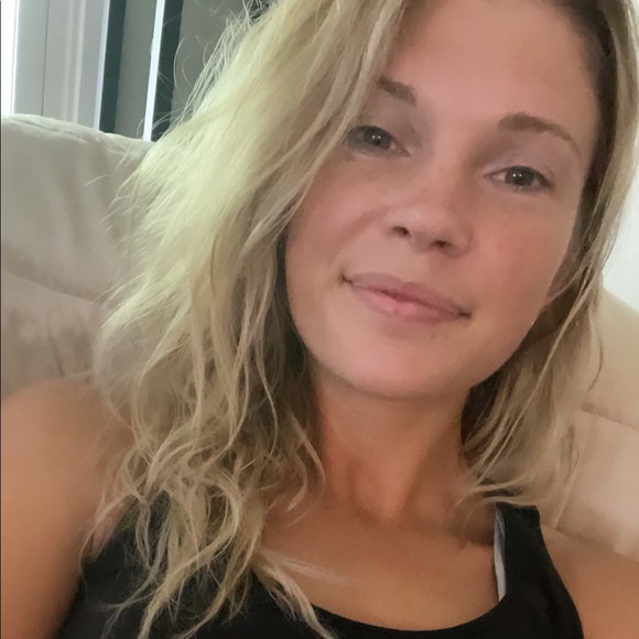 Profile Picture of Alicia Mikowicz (@alicia_mikowicz) on Poshmark